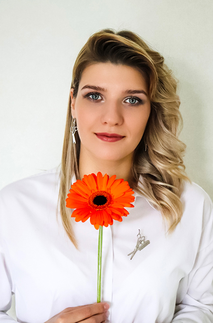 Мария с цветком